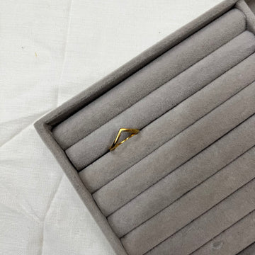 V FINGURE RING