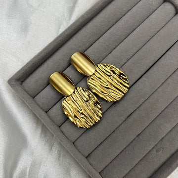 METALLIC OVAL WITH STUD EARRINGS