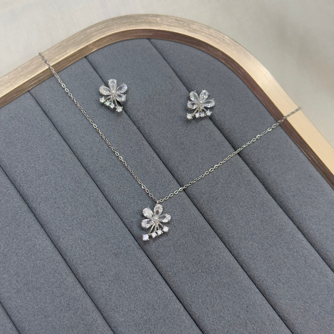 CRYSTAL FLOWER NECKLACE AND EARRINGS SET