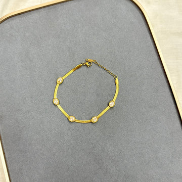 CLASP TRAP CHAIN BRACELET