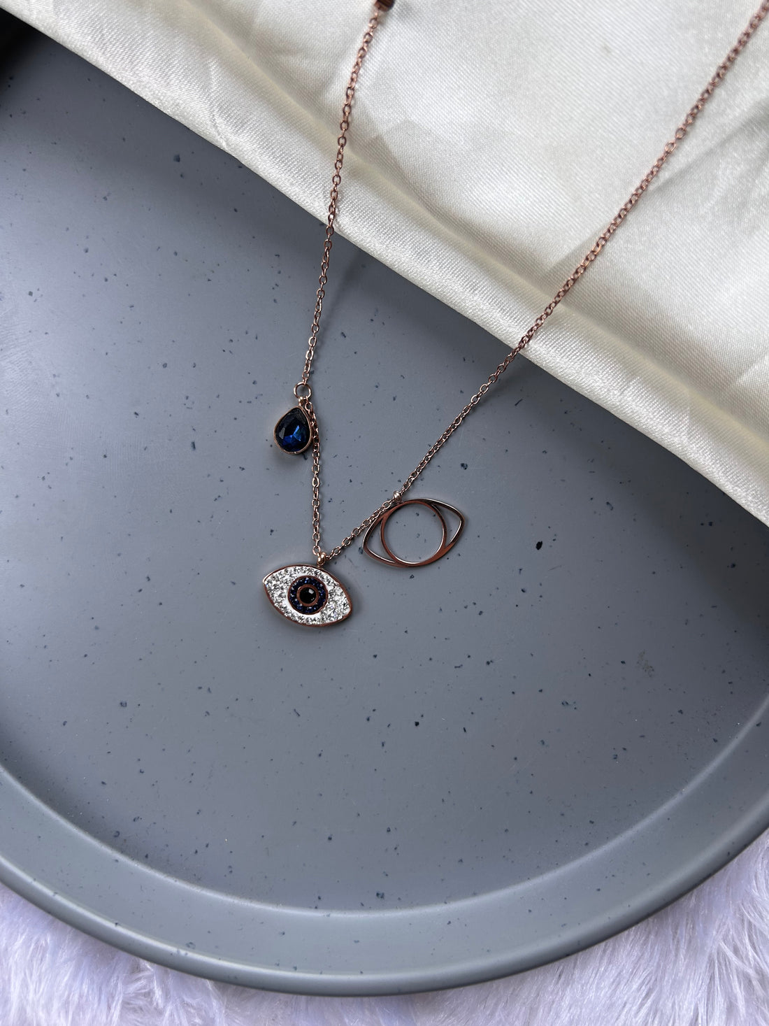 SMOKY EYE CHAIN