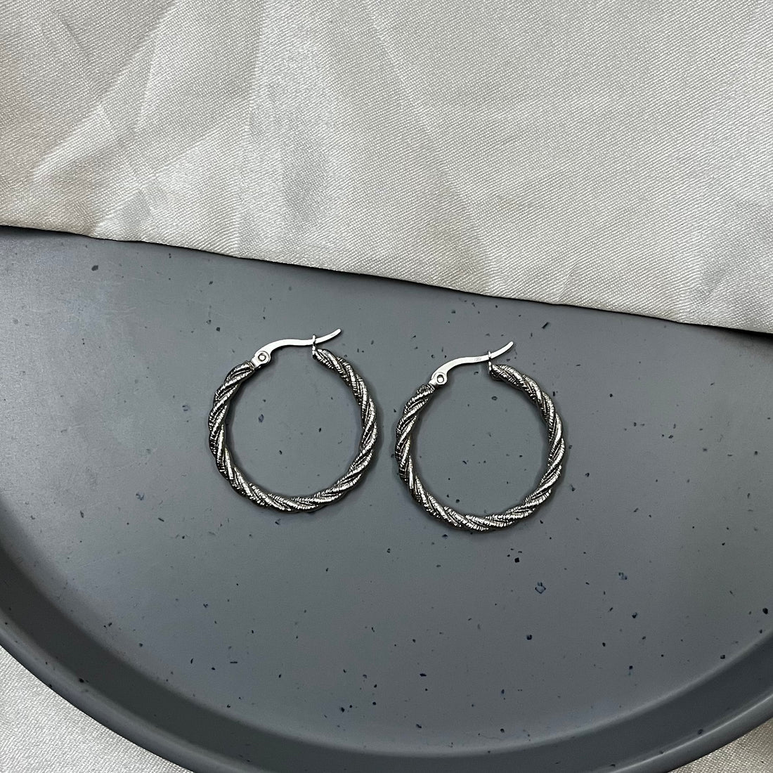 SILVER TWISTED HOOP