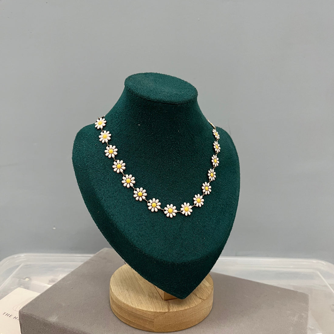 WHITE DAIZY NECKLACE