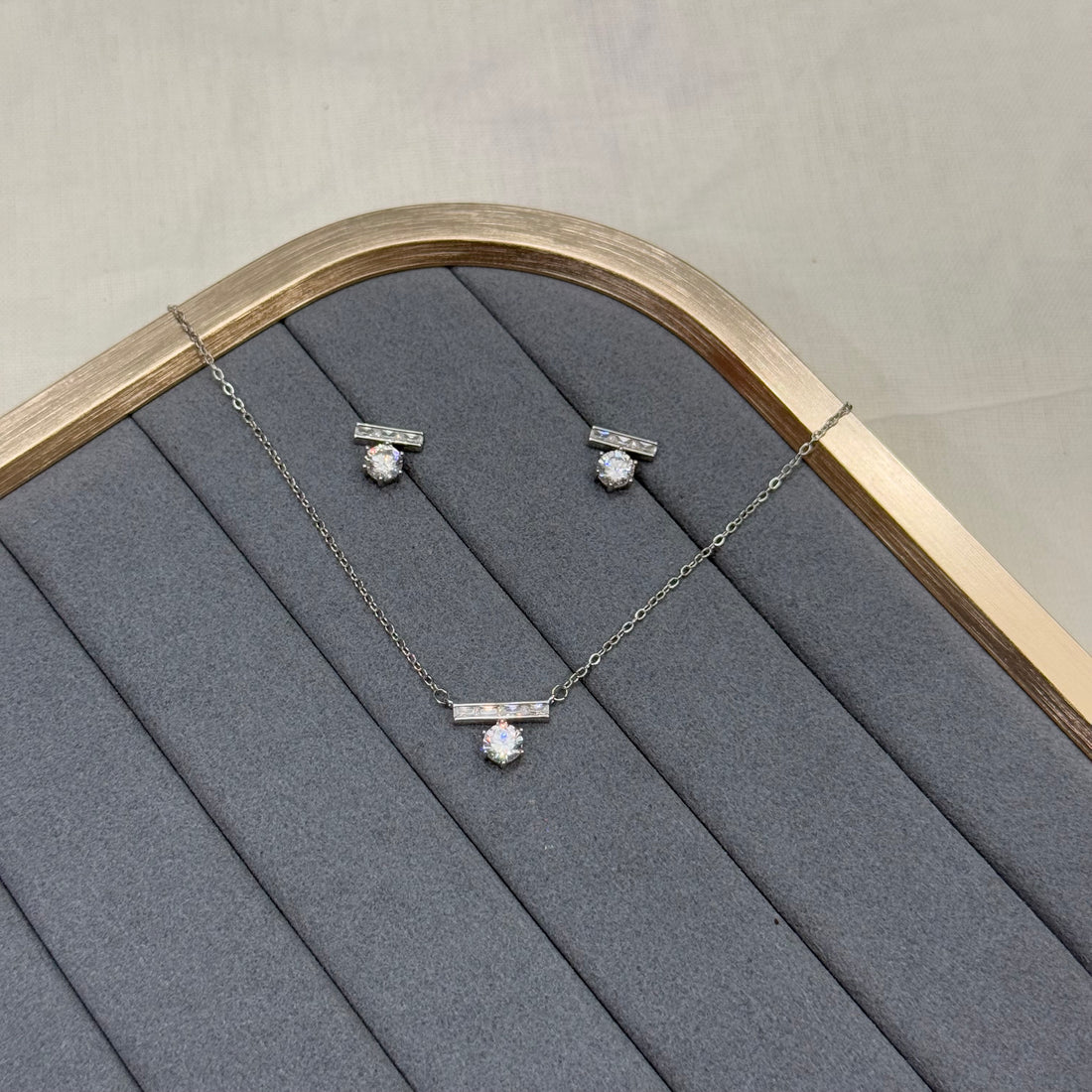 ETERNA NECKLACE AND EARRINGS SET