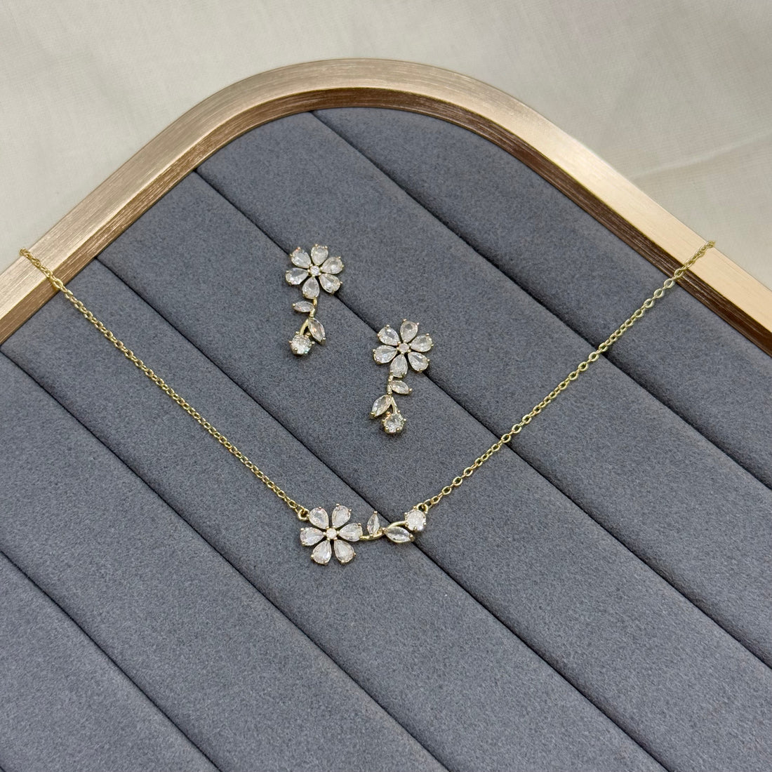 FLOWER NECKLACE AND EARRING SET
