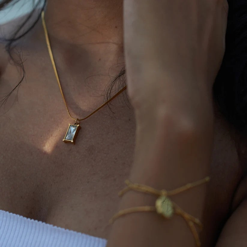 WHITE RHINESTONE NECKLACE