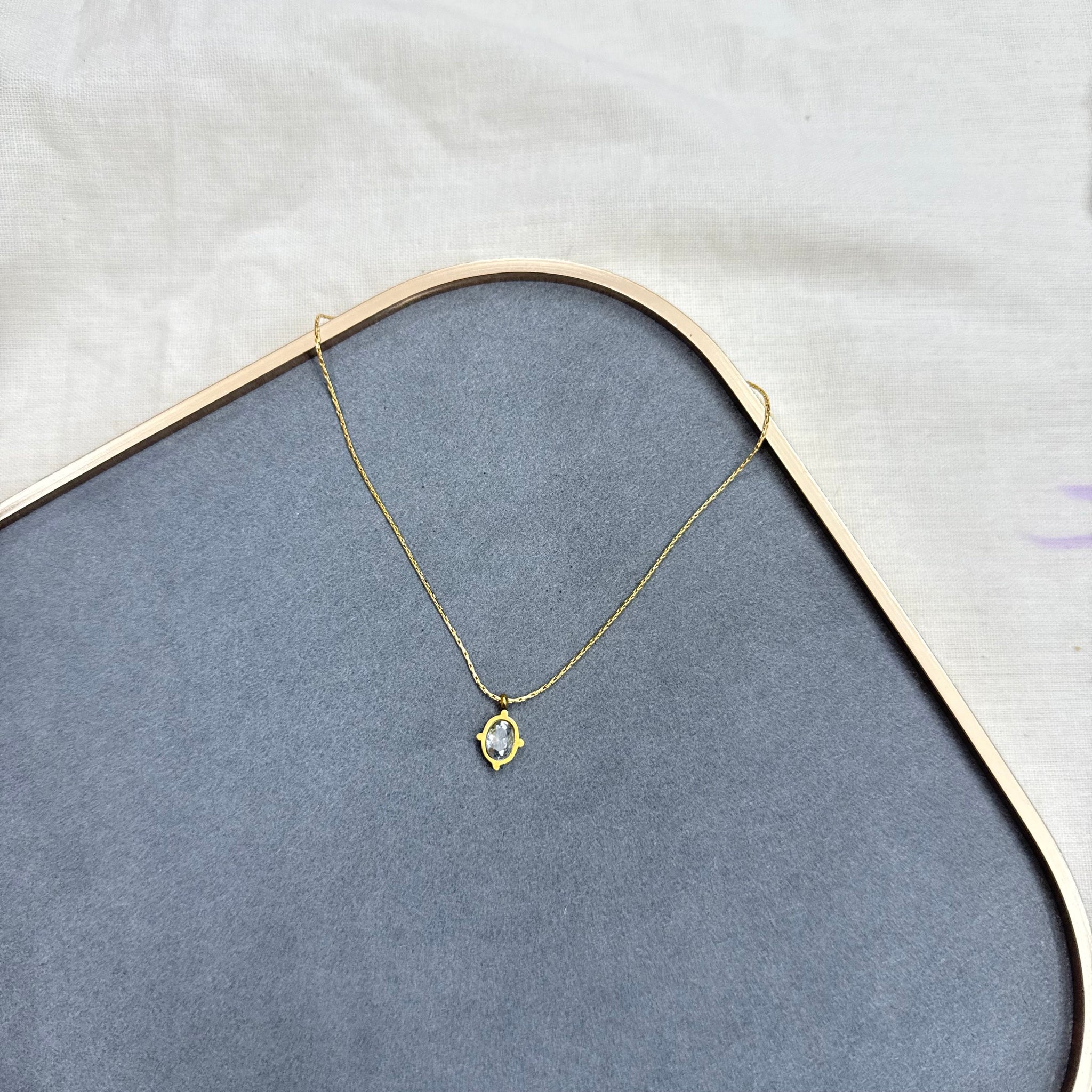 MINIMAL ELEGANCE GOLD NECKLACE