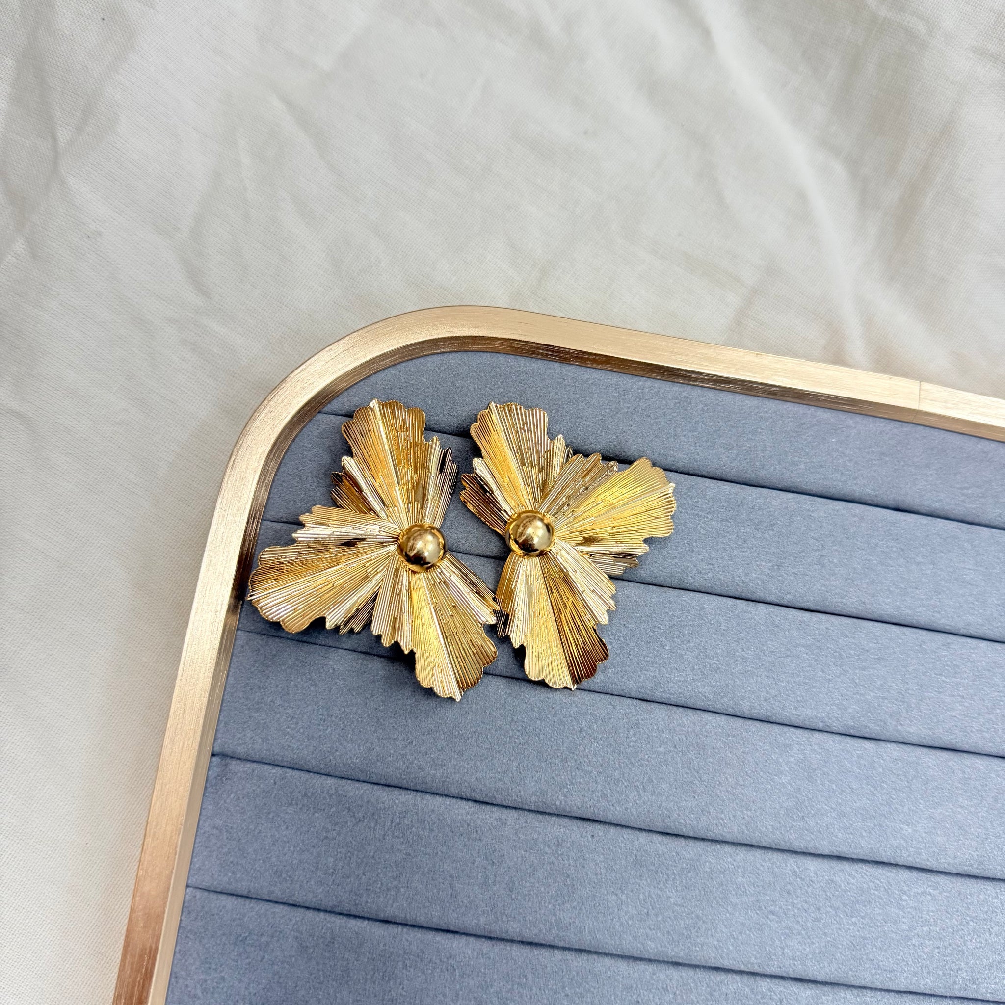 CHARM CHUNKY EARRING