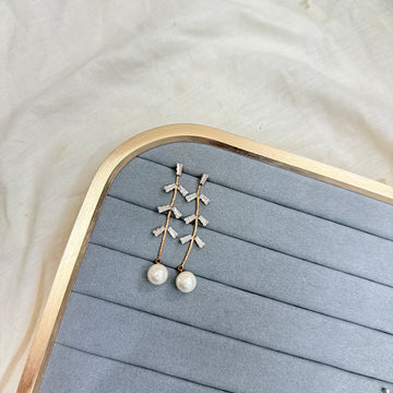 LEAF SHAPE PEARL EARRING