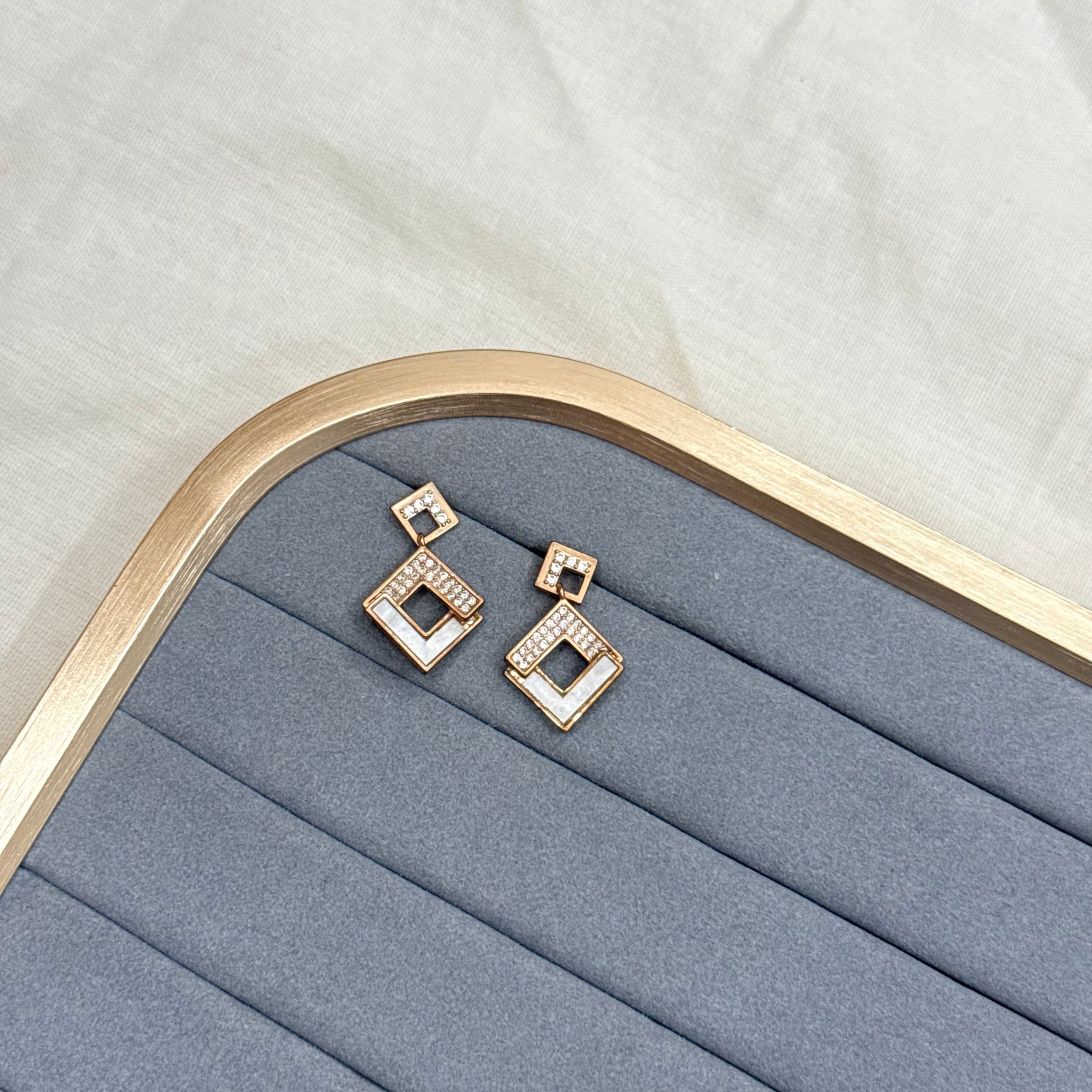 RHOMBUS - Minimal Glittering Stud