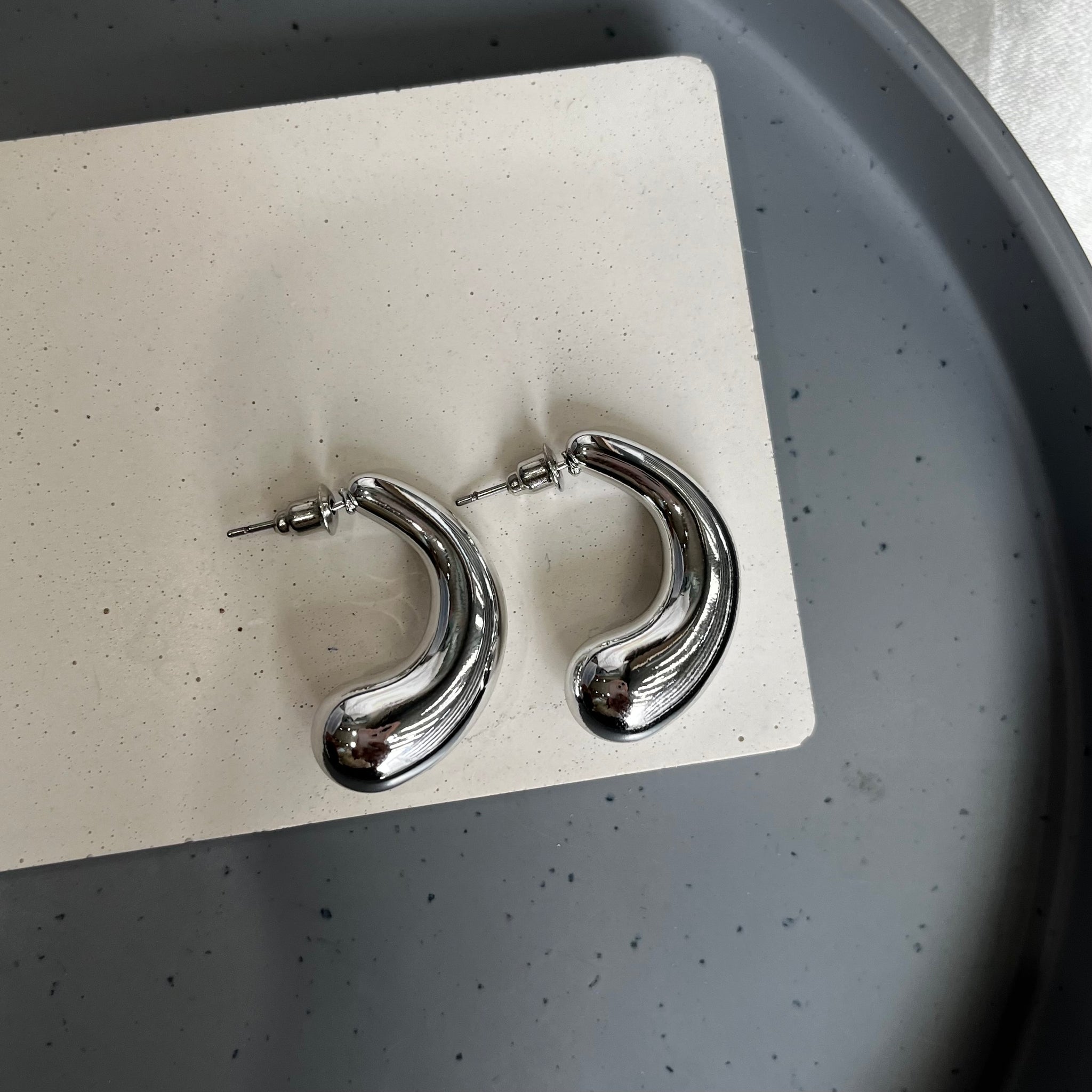 RETRO METALIC HOOP EARRINGS