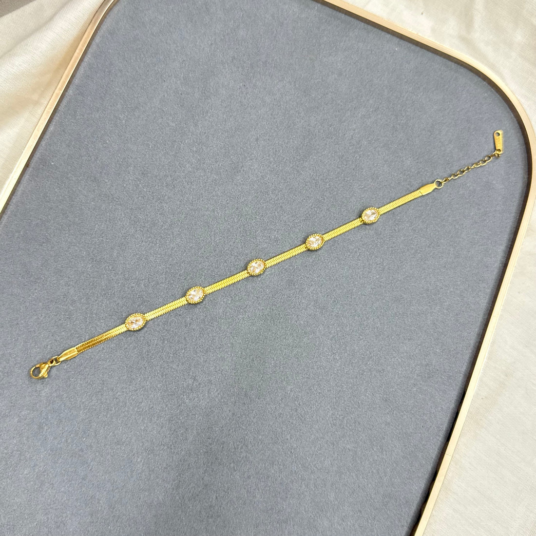 CLASP TRAP CHAIN BRACELET