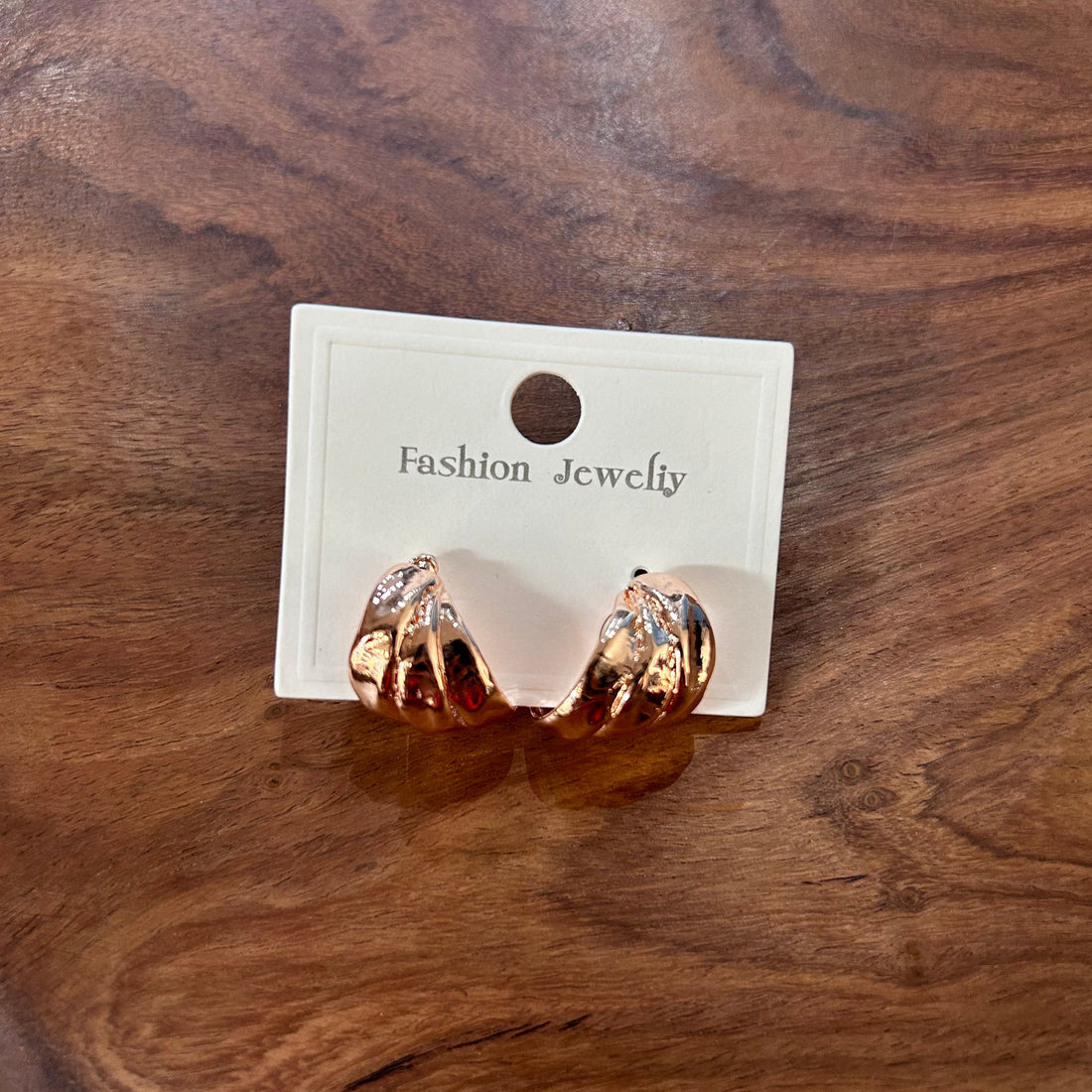 CLAW SHAPED STUD EARRINGS