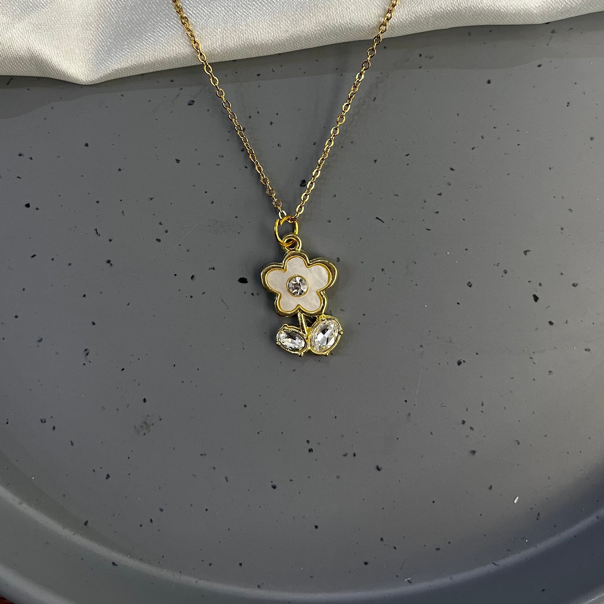 DAISY FLOWER NECKLACES