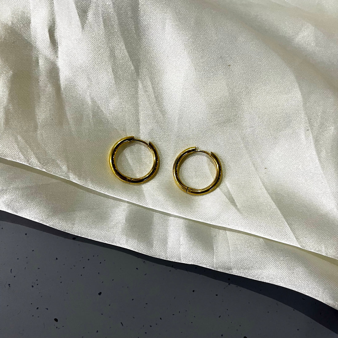 STATEMENT PLAIN HOOPS - 18k GOLD PLATED