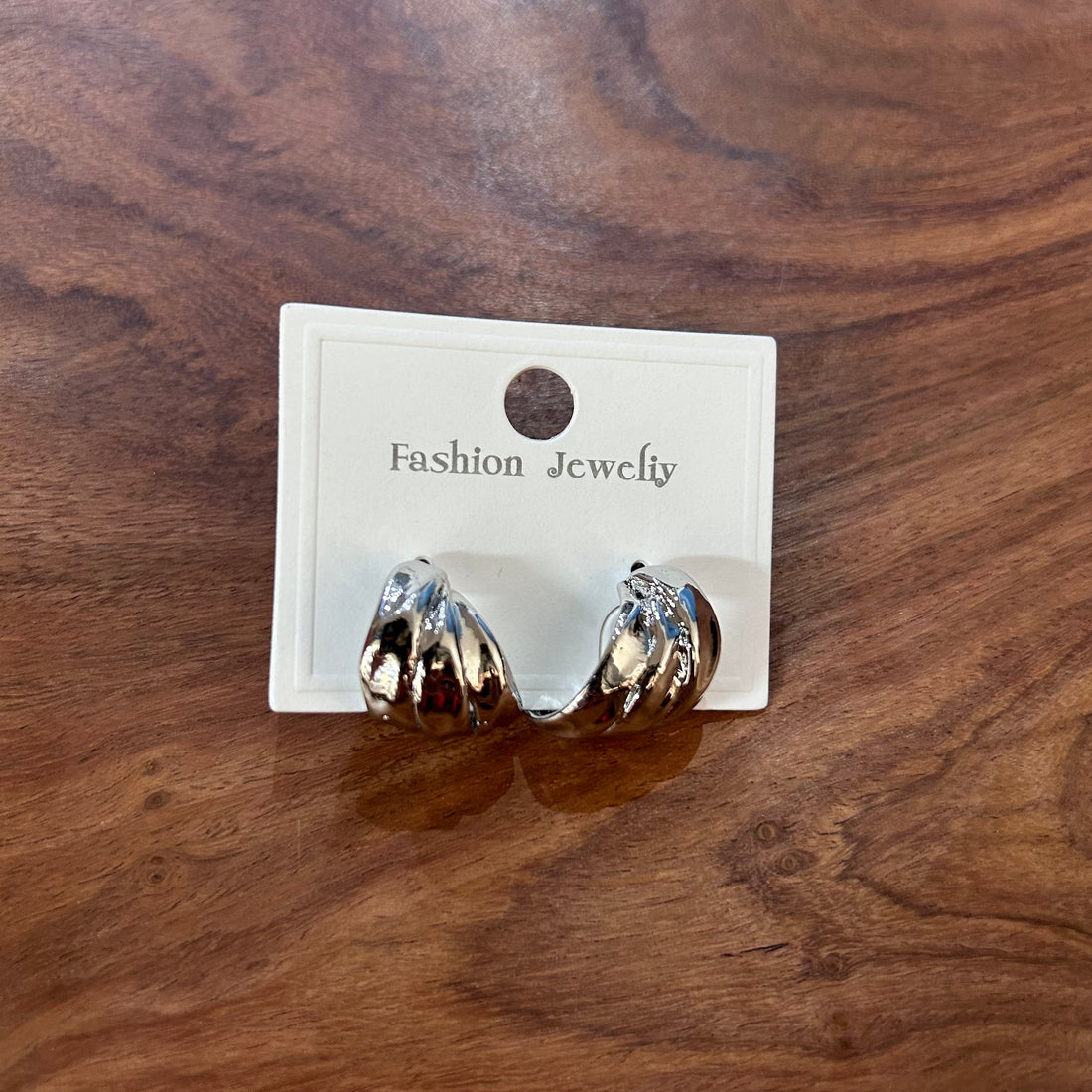 CLAW SHAPED STUD EARRINGS