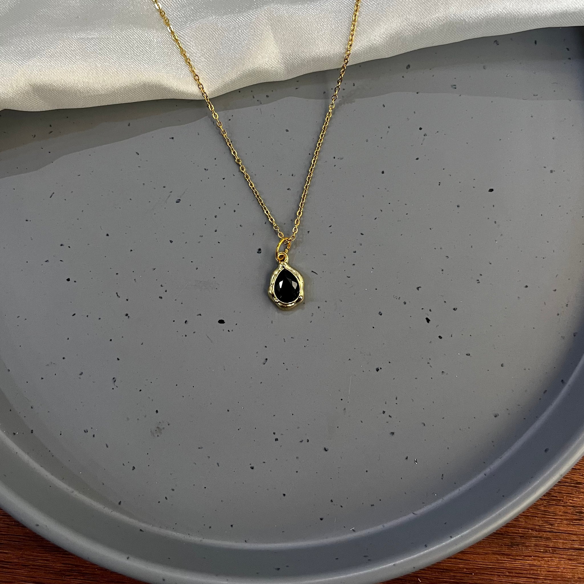 BLACK GOLD TEARDROP NECKLACE