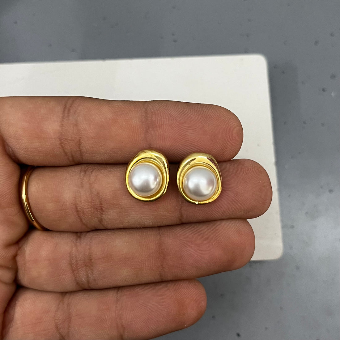 AVAKADO PEARL EARRINGS