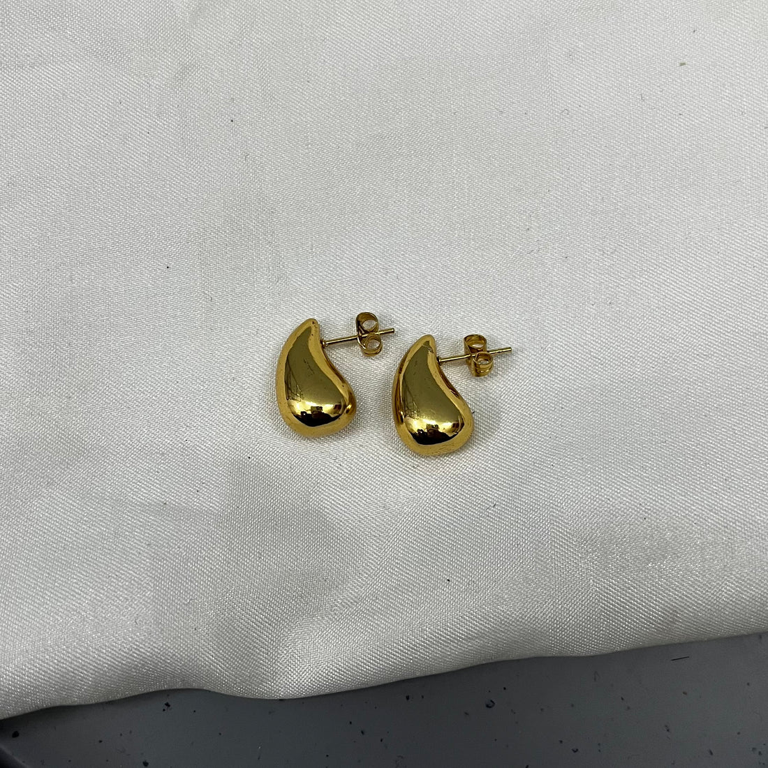 SMALL TEARDROP EARRINGS