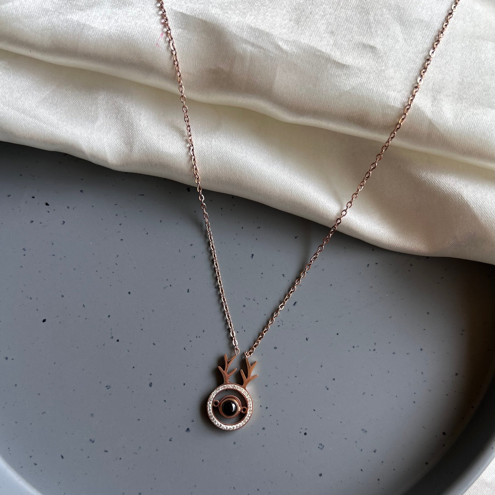 PROJECTION ROUND NECKLACE