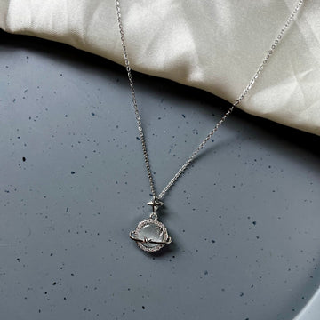 SATURN PENDANT IN SILVER CHAIN