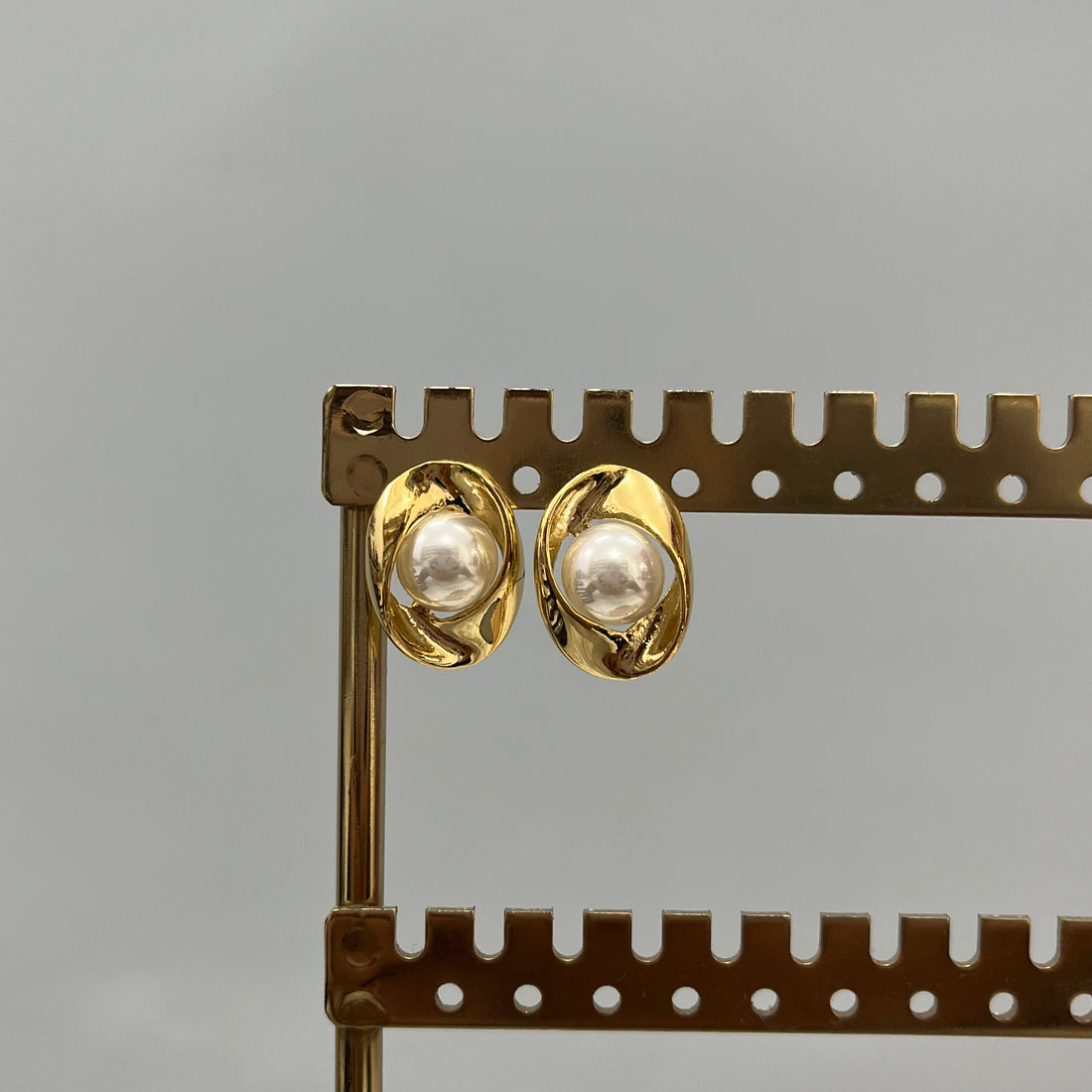 OVAL PEARL EARRINGS