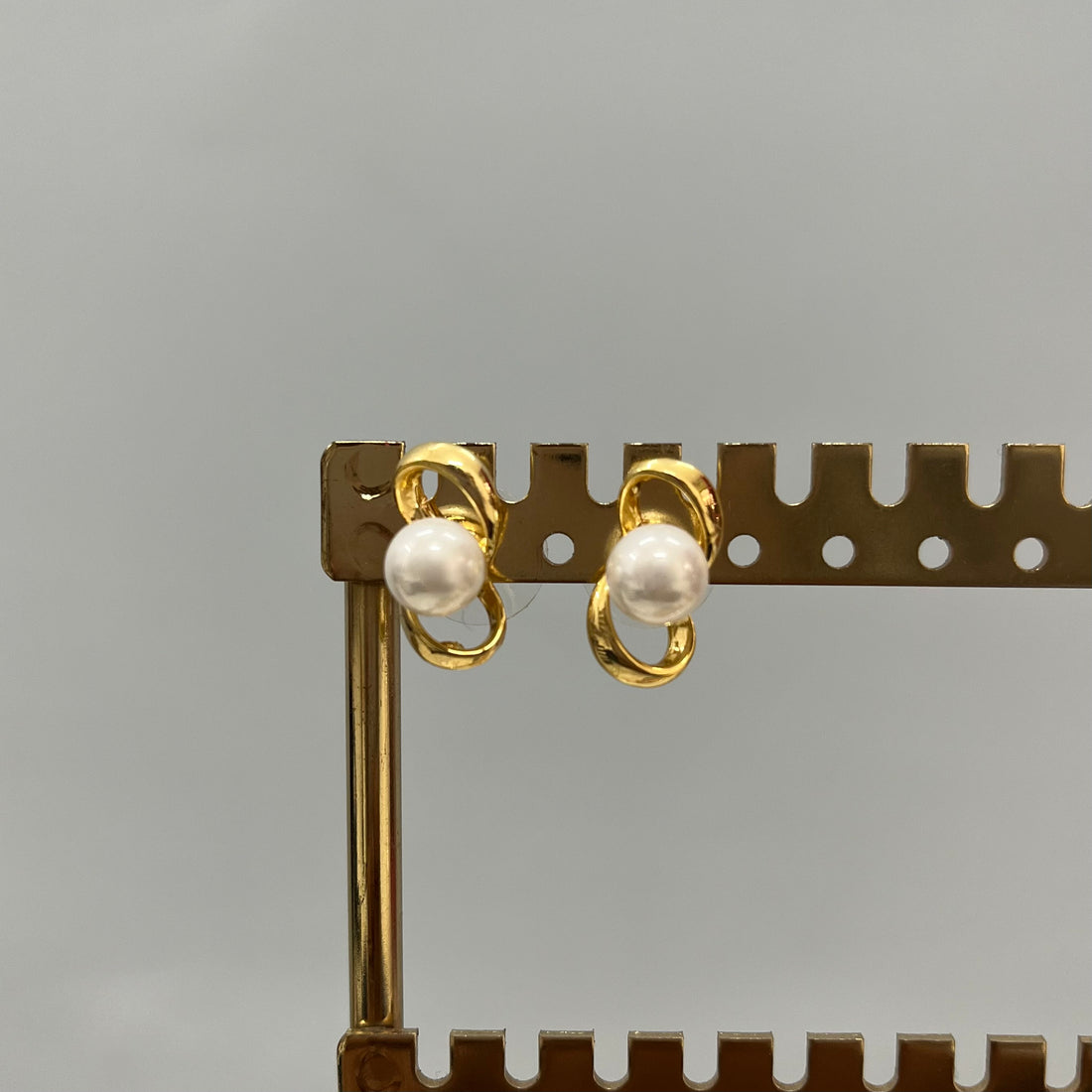 EIGHT PEARL EARRING