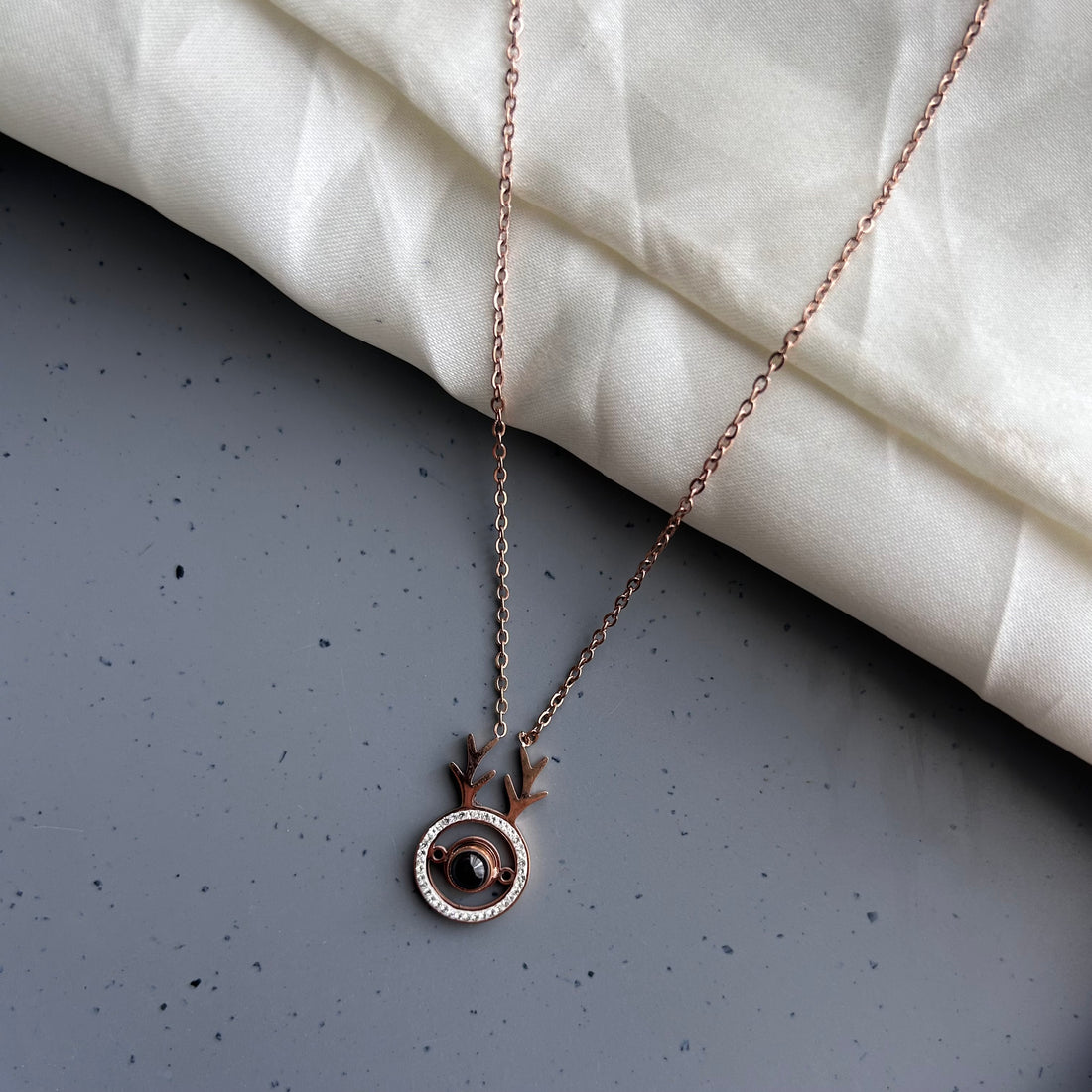 PROJECTION ROUND NECKLACE