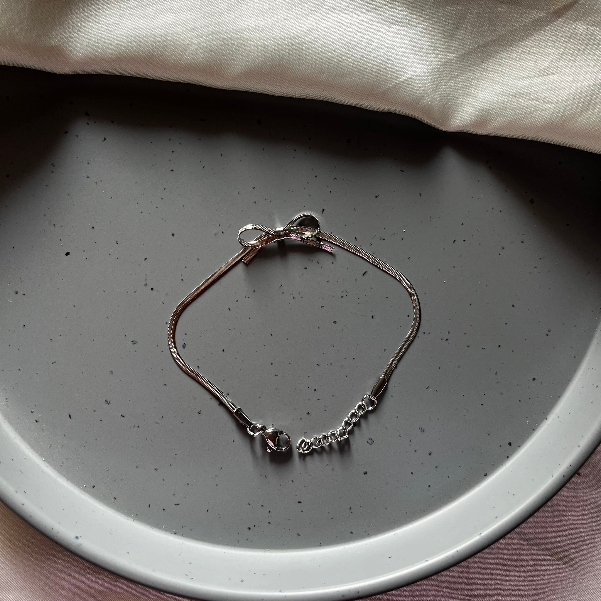 SILVER BOW SNAKE CHAIN BRACELET