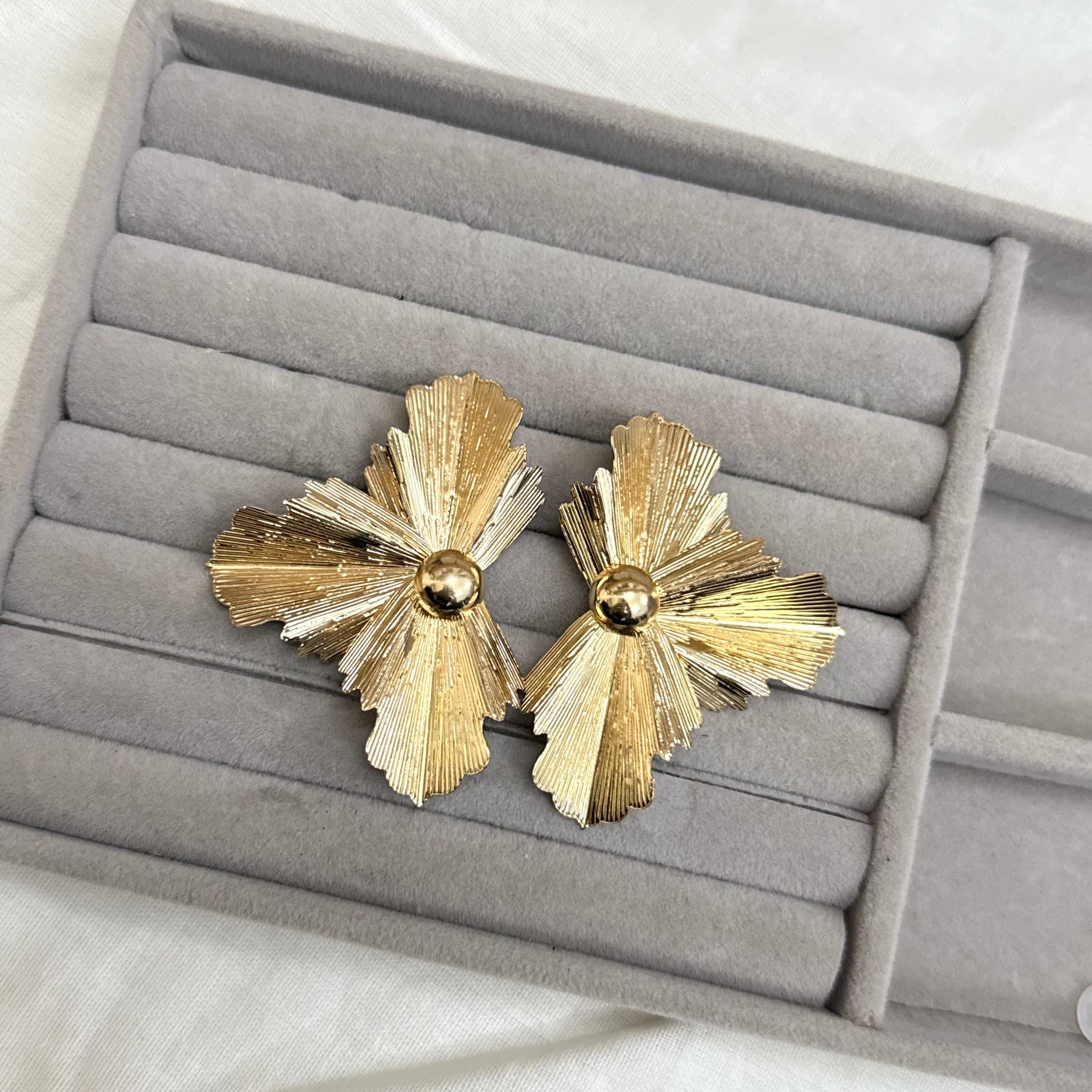 CHARM CHUNKY EARRING