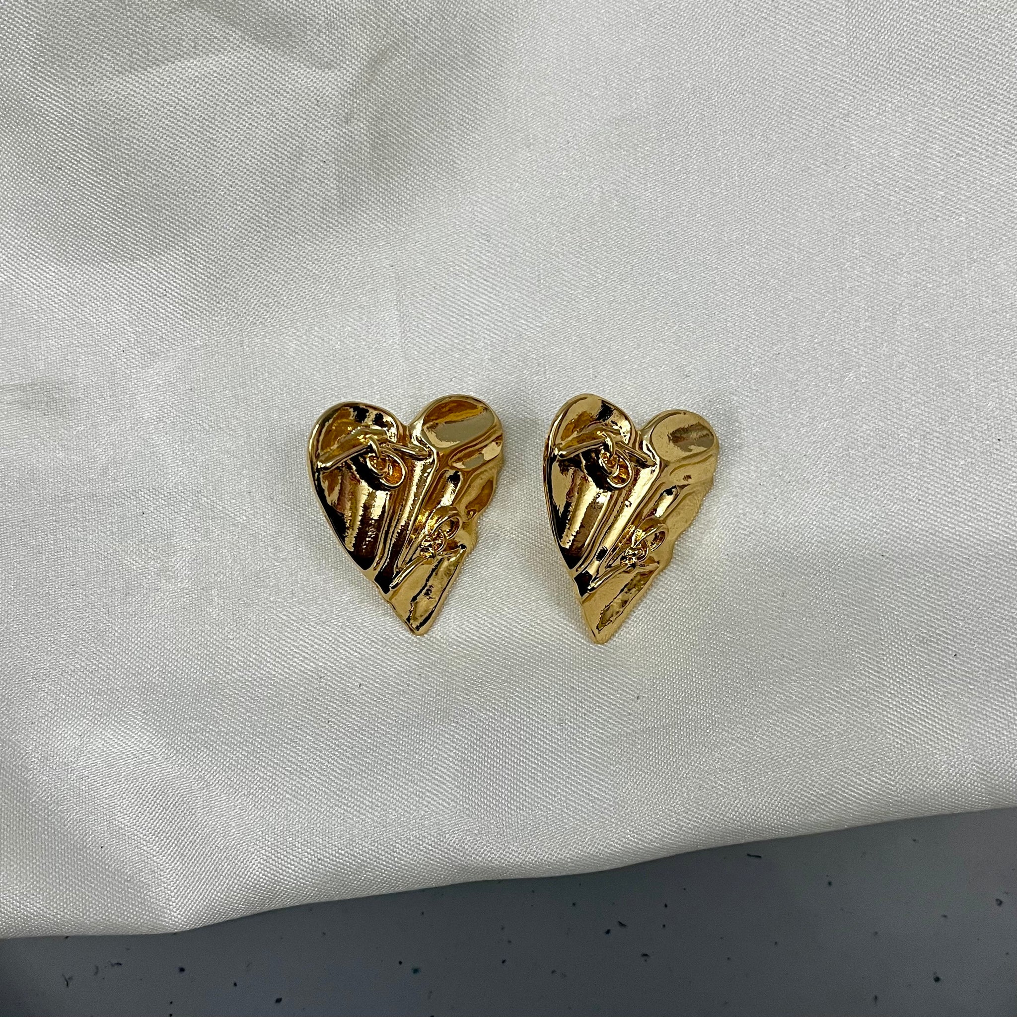 HEART STAPLE EARRINGS