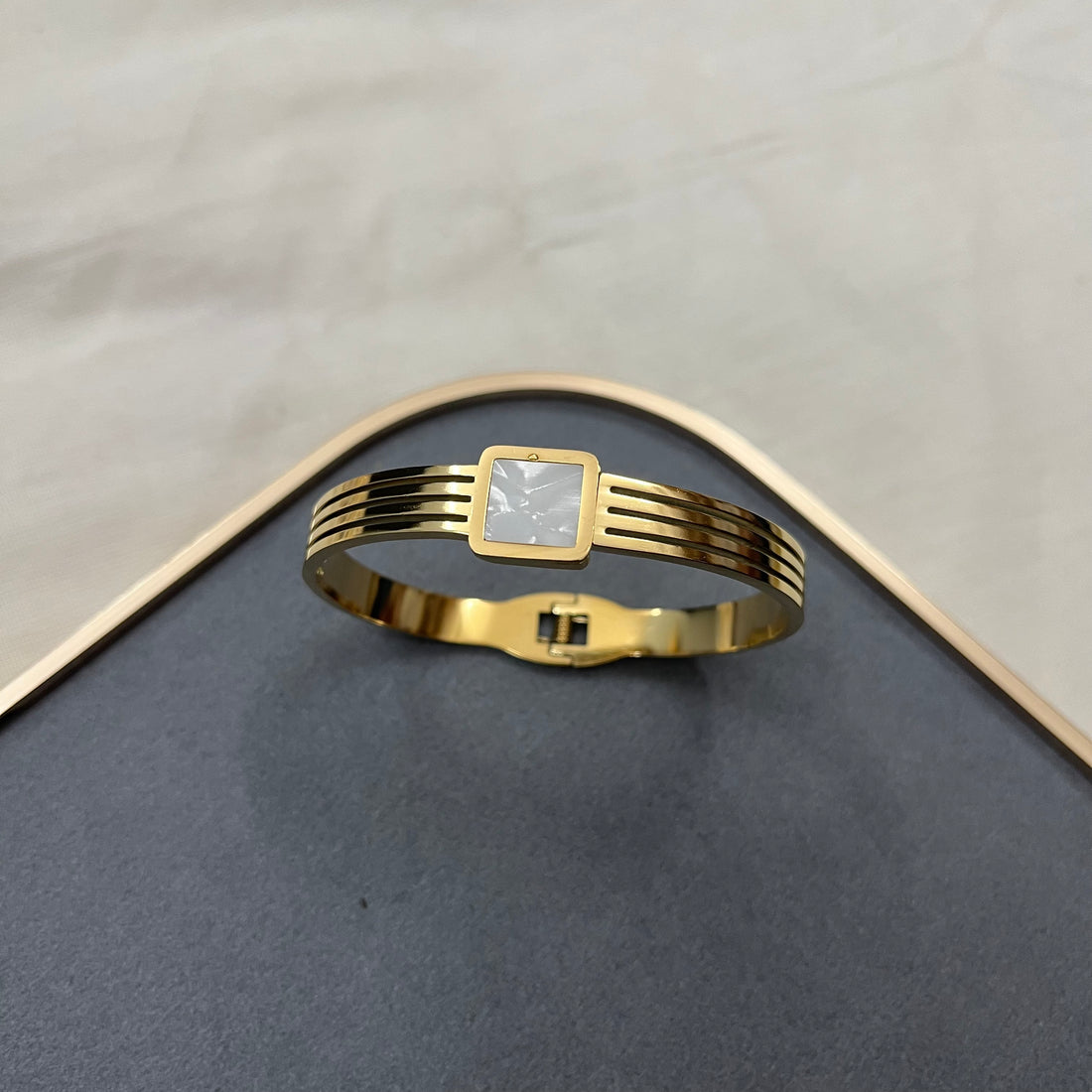 WHITE STONE TRESSURE KADA