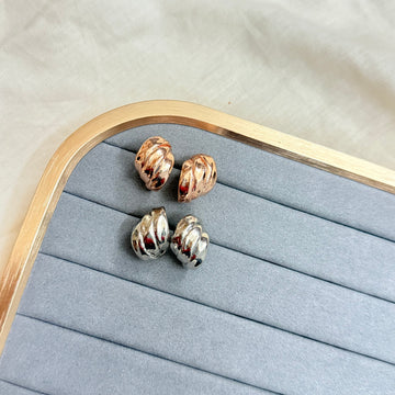 CLAW SHAPED STUD EARRINGS