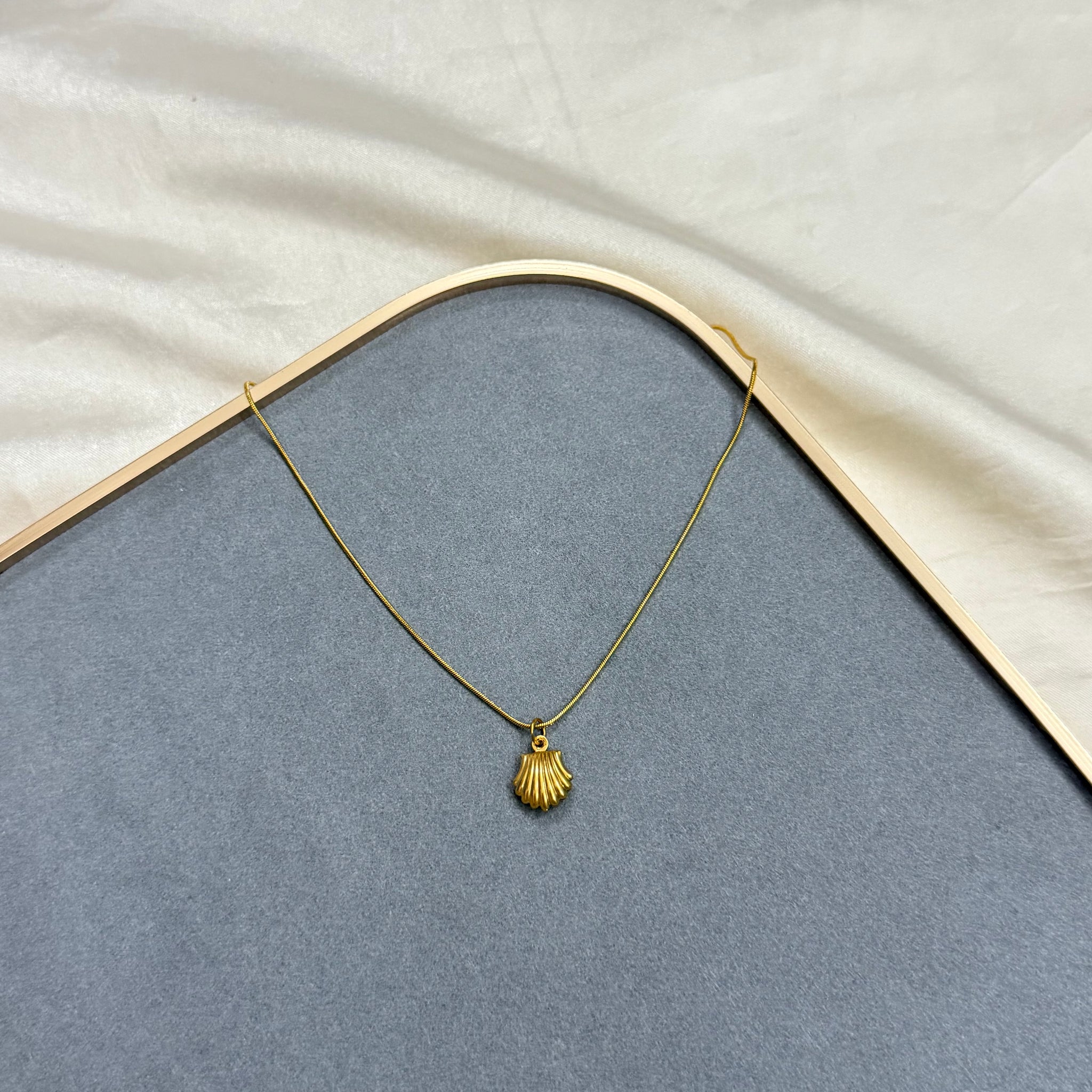 TALK TO THE SHELL NECKLACE