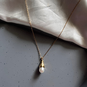 SIMPLE PEARL NECKLACE - 18K GOLD PLATED