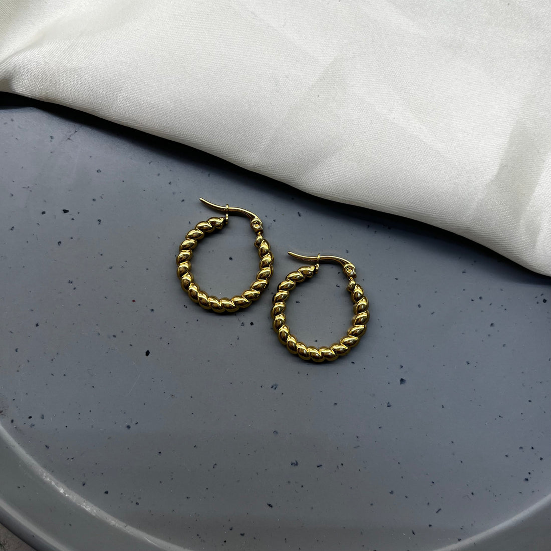 WAVY LARGE CIRCLE HOOPS