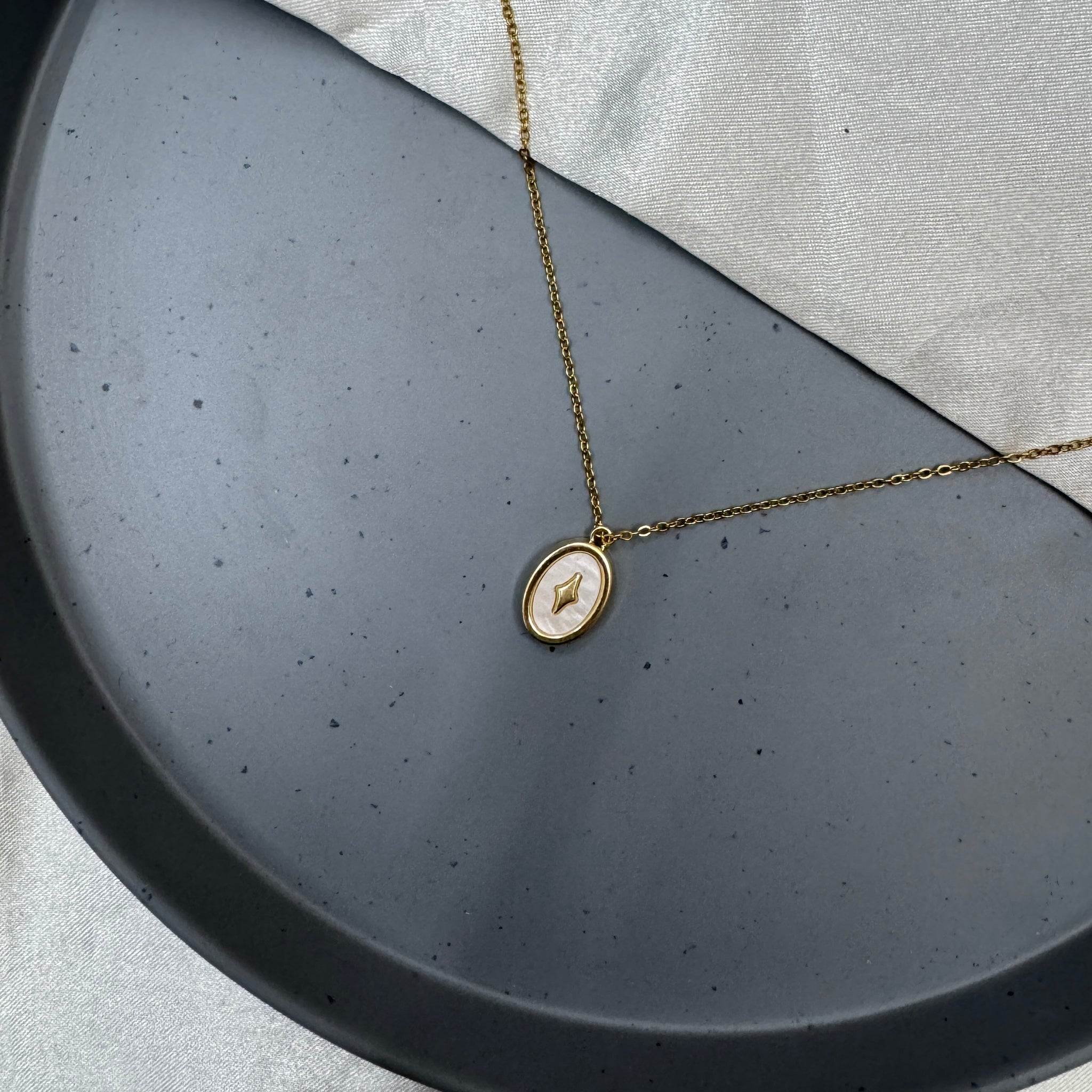 STAR OVAL PENDANT CHAIN