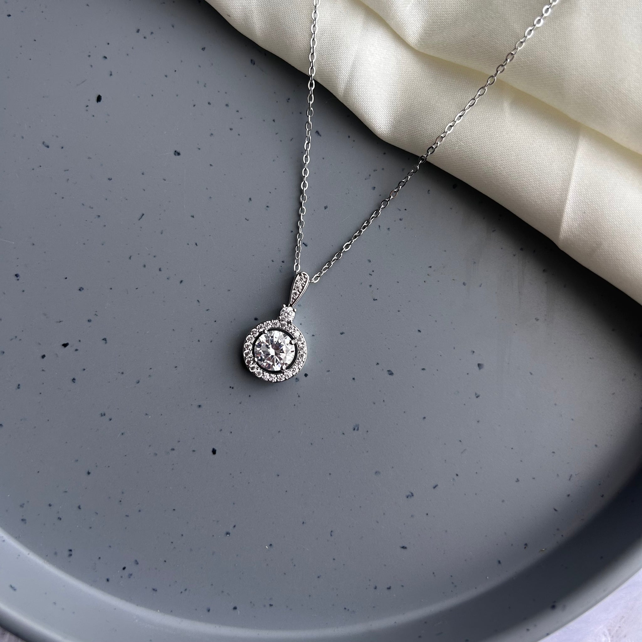 ENCRUSTED SOLITAIRE SILVER CHAIN