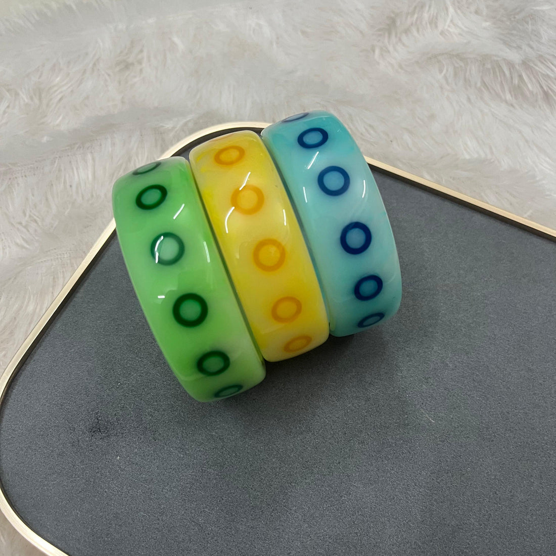 VINTAGE RESIN BANGLE